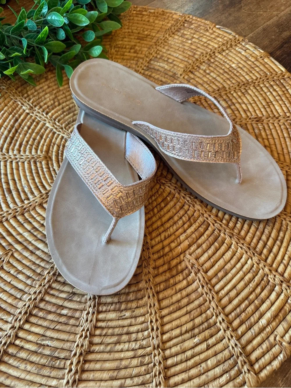 New Andiamo Womens Metallic Rose Gold Flip Flop Sandals